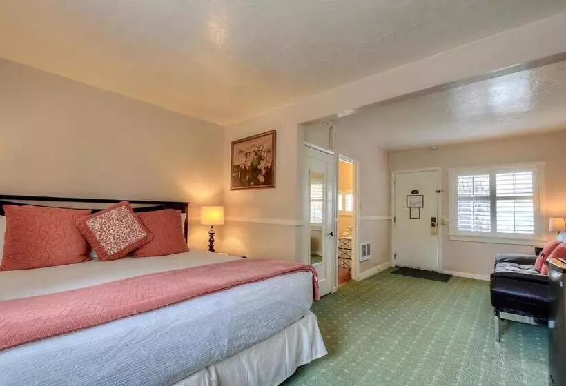 هتل Carmel Green Lantern Inn