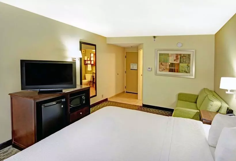 هتل Hampton Inn Kansas City Airport