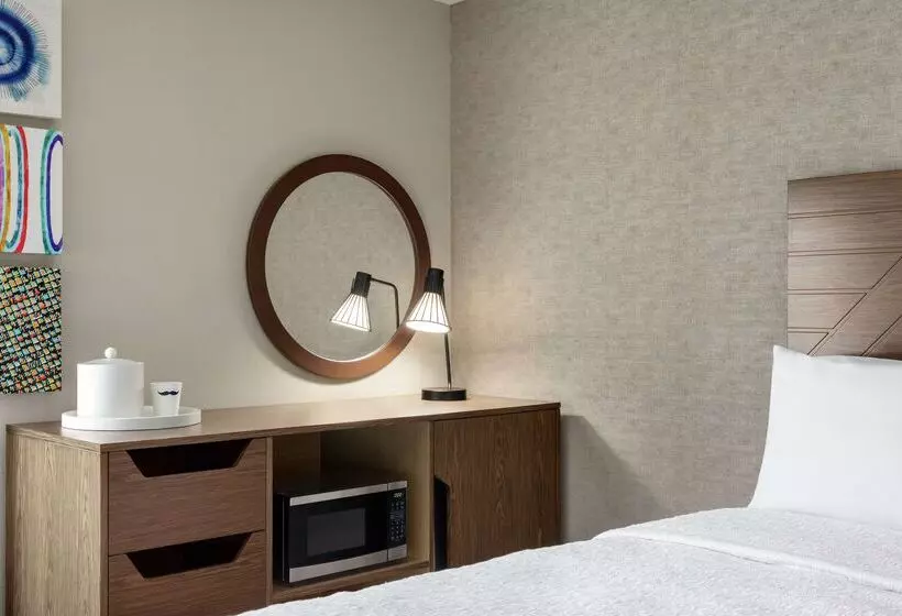 هتل Hampton Inn Kansas City Airport