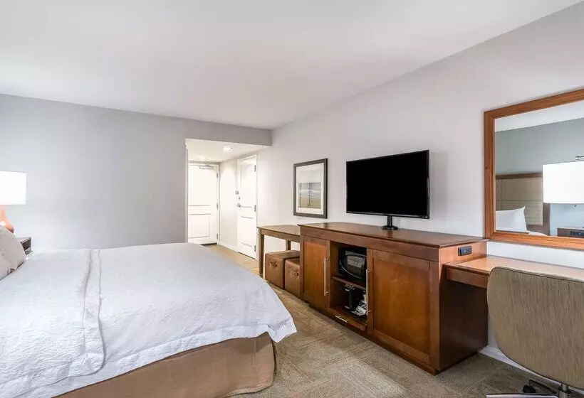 Отель Hampton Inn & Suites Florence Center