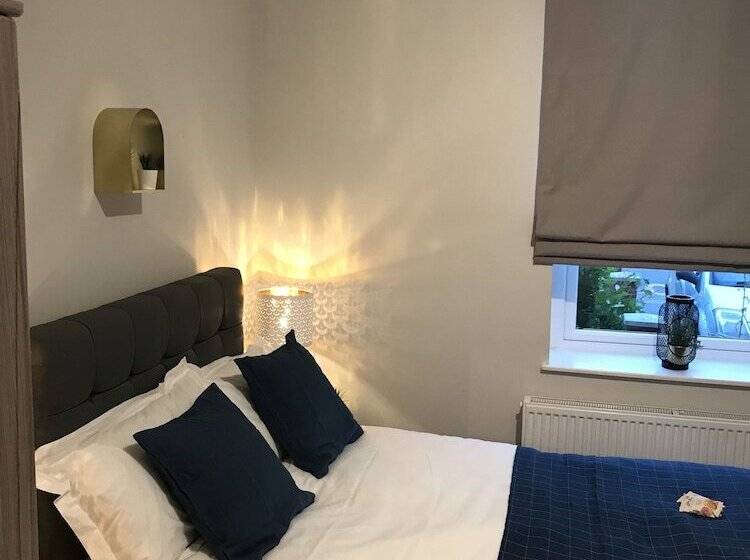 1 Helena Studio Apartment