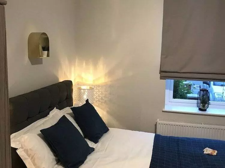 Flat 1 Helena House, 1 Bed, Sleeps 2, Garden