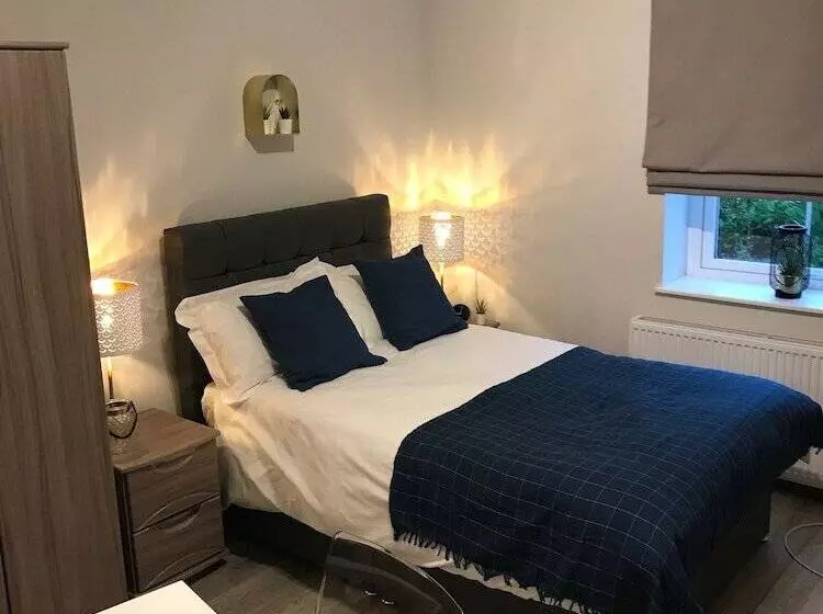 Flat 1 Helena House, 1 Bed, Sleeps 2, Garden