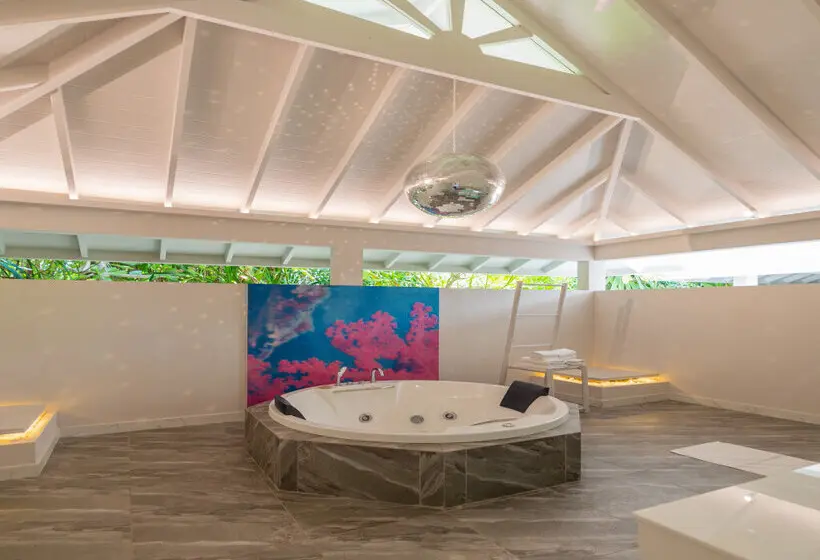 استراحتگاه The Standard, Huruvalhi Maldives
