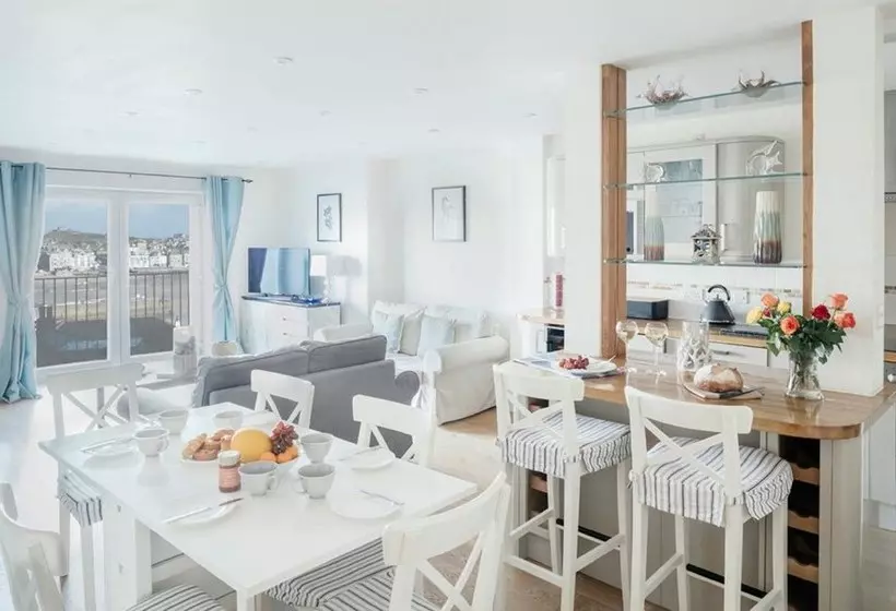 10 Fernlea Court