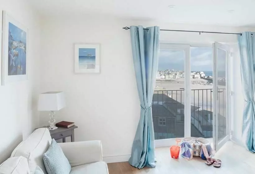 10 Fernlea Court