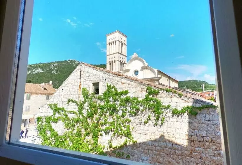 Historic Piazza House & Romantic Hidden Garden