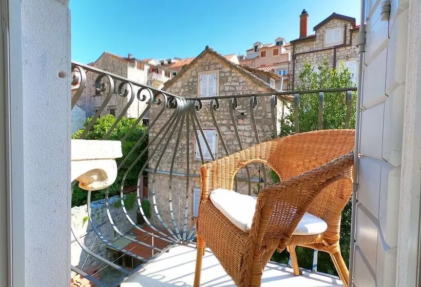 Historic Piazza House & Romantic Hidden Garden