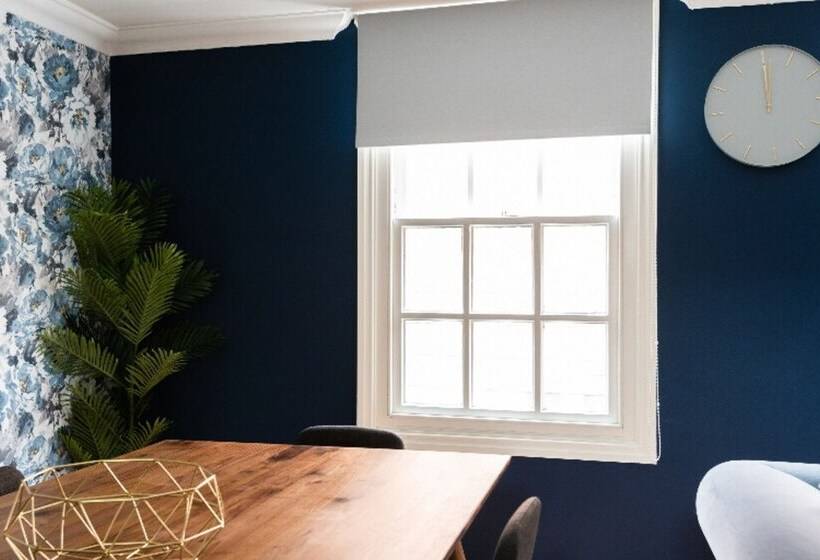 The Old Station House   Stylish & Central 2bdr Apartment