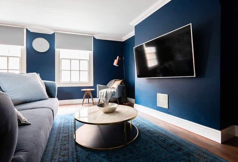 The Old Station House   Stylish & Central 2bdr Apartment