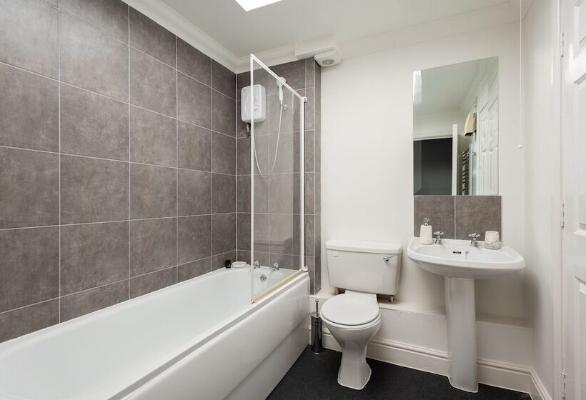 The Old Station House   Stylish & Central 2bdr Apartment