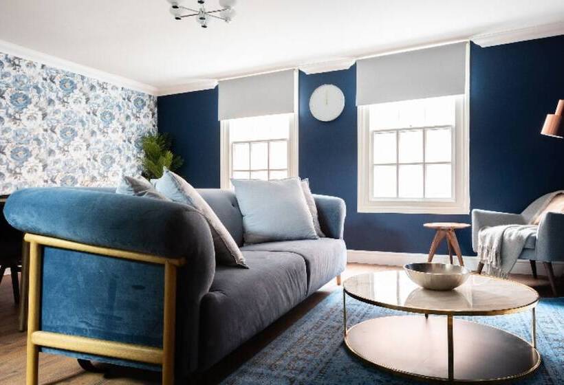 The Old Station House   Stylish & Central 2bdr Apartment