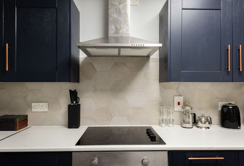 The Old Station House   Stylish & Central 2bdr Apartment