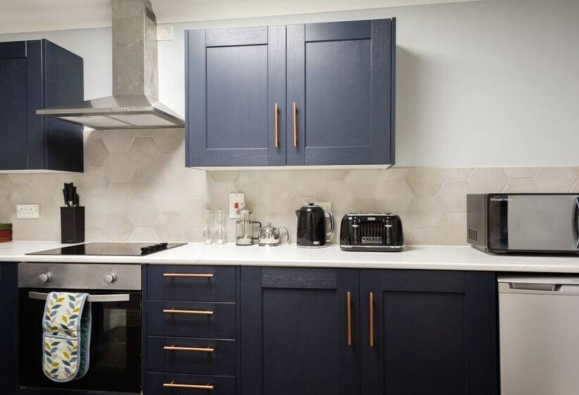 The Old Station House   Stylish & Central 2bdr Apartment