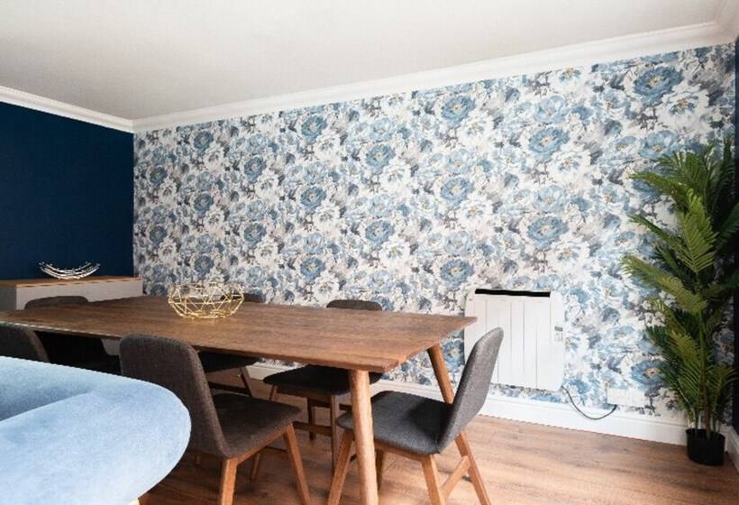 The Old Station House   Stylish & Central 2bdr Apartment