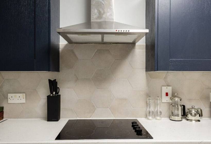 The Old Station House   Stylish & Central 2bdr Apartment