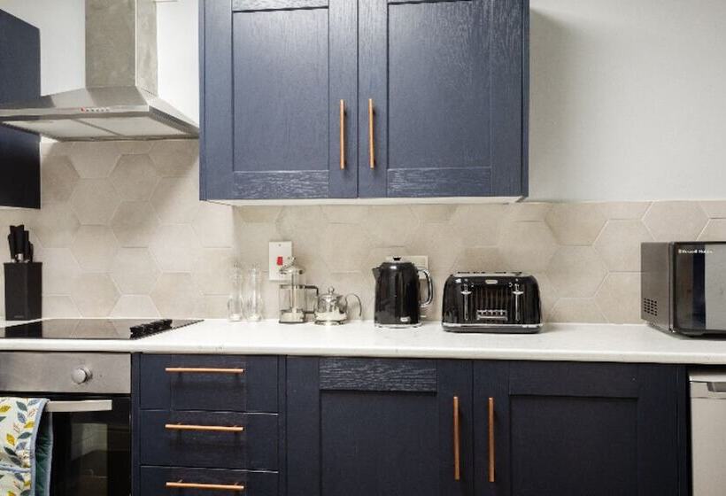 The Old Station House   Stylish & Central 2bdr Apartment