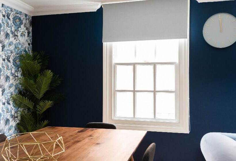 The Old Station House   Stylish & Central 2bdr Apartment