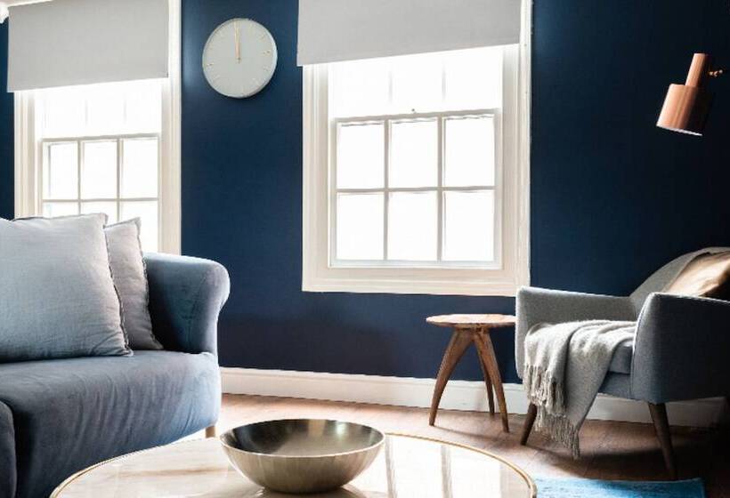 The Old Station House   Stylish & Central 2bdr Apartment