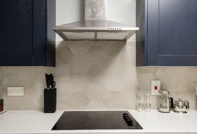 The Old Station House   Stylish & Central 2bdr Apartment