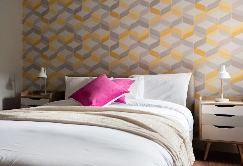 The Old Station House   Stylish & Central 2bdr Apartment