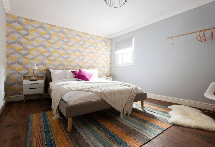 The Old Station House   Stylish & Central 2bdr Apartment