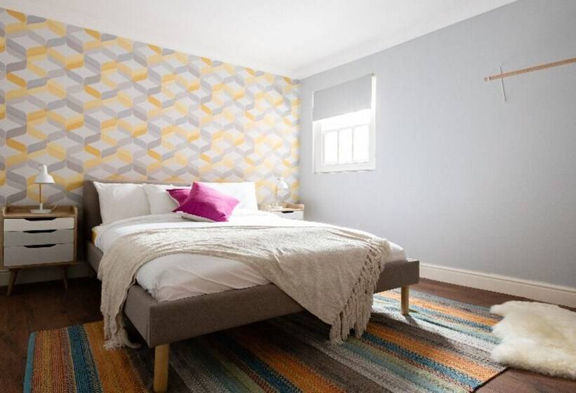 The Old Station House   Stylish & Central 2bdr Apartment