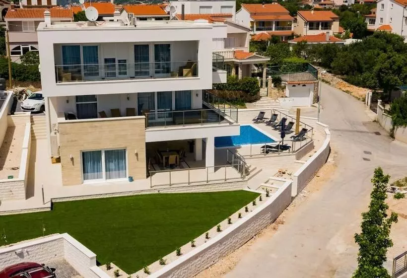 Villa Compass Luxury In A Natural Bay