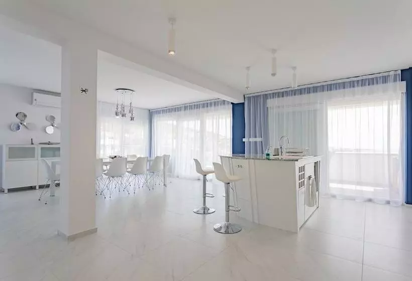 Villa Compass Luxury In A Natural Bay