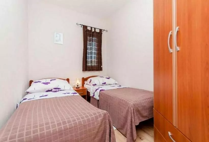 Apartments Mladen