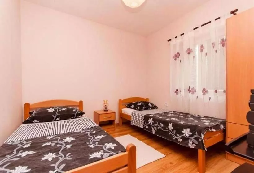 Apartments Mladen