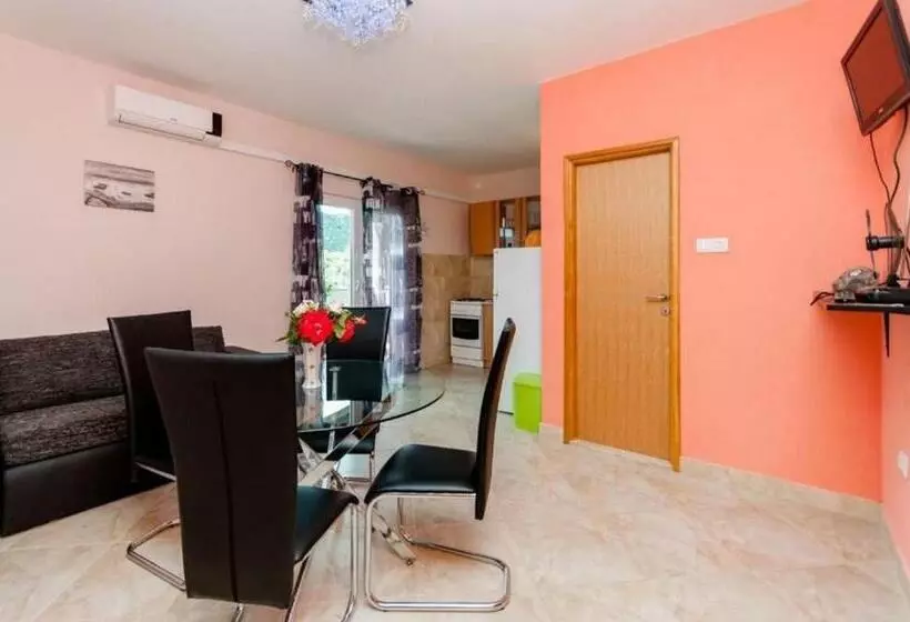 Apartments Mladen