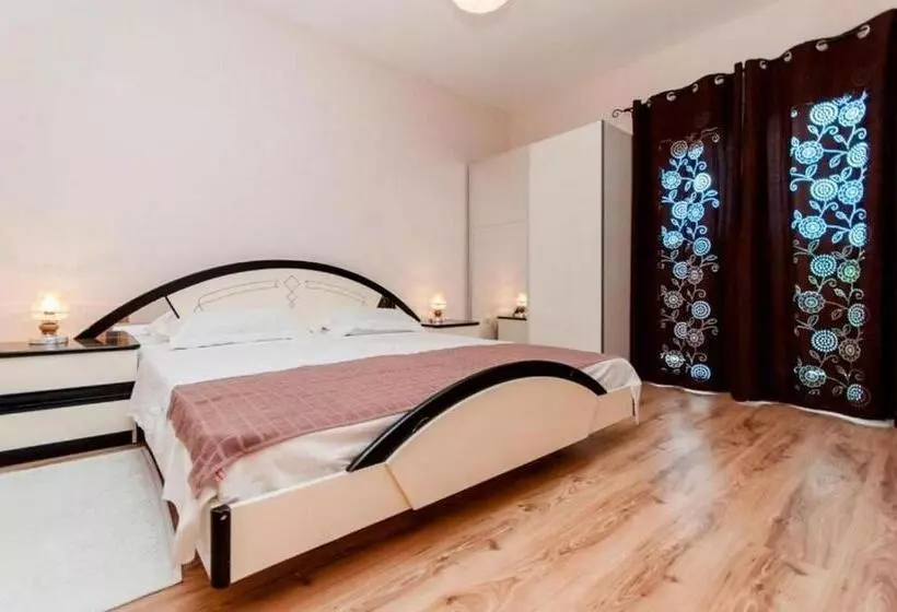 Apartments Mladen