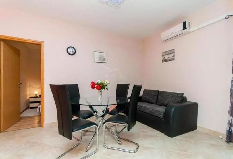 Apartments Mladen