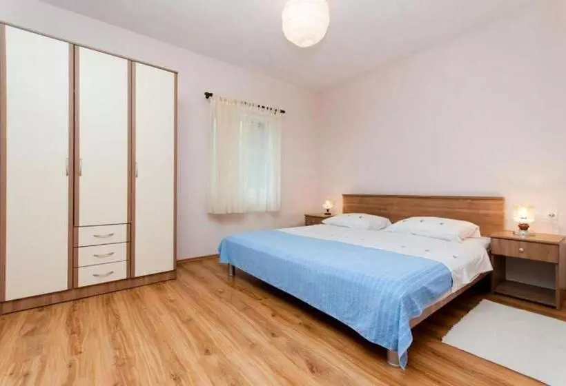 Apartments Mladen