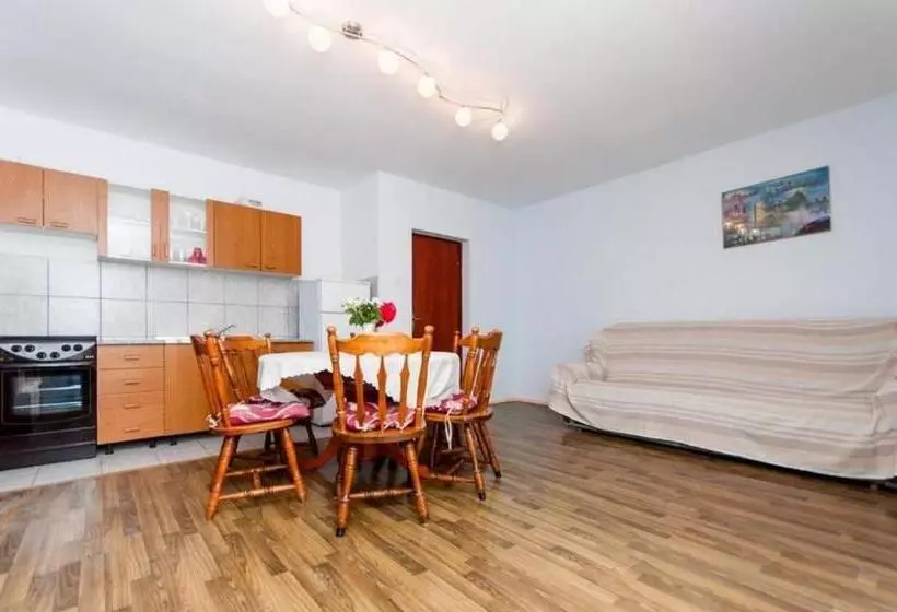 Apartments Mladen