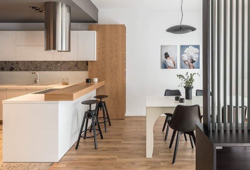 Central C&p Minimal Apartment