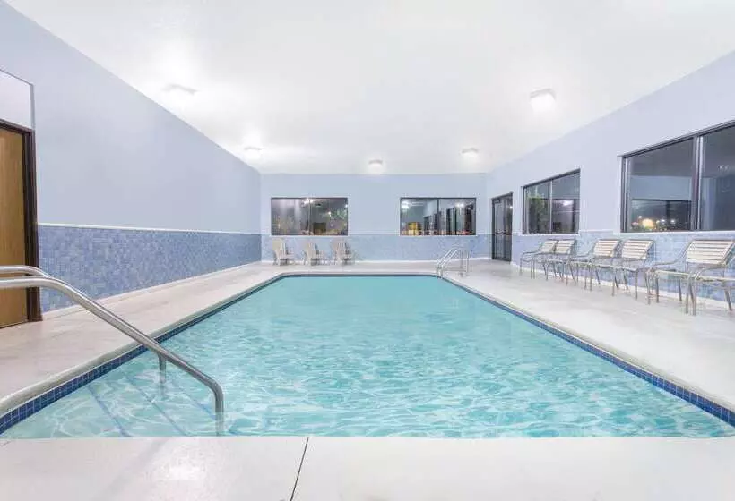 هتل Days Inn & Suites By Wyndham Waterloo