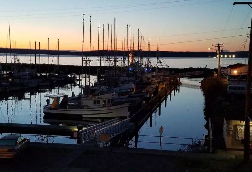 בית מלון כפרי Harborside Inn