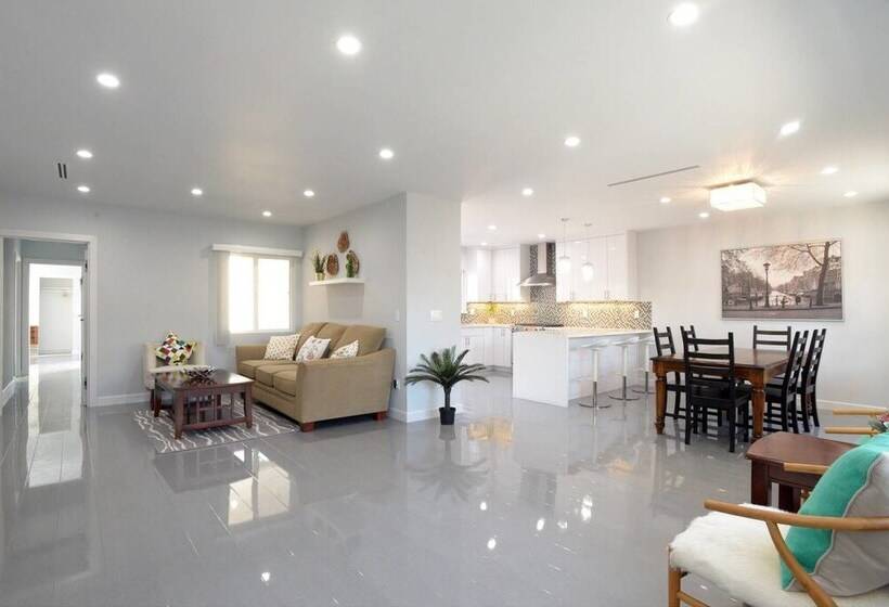 Bright Spacious Family House Near Universal Studios