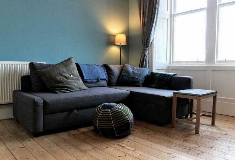 Bright Modern Arthurs Seat 2 Bedroom Apartment