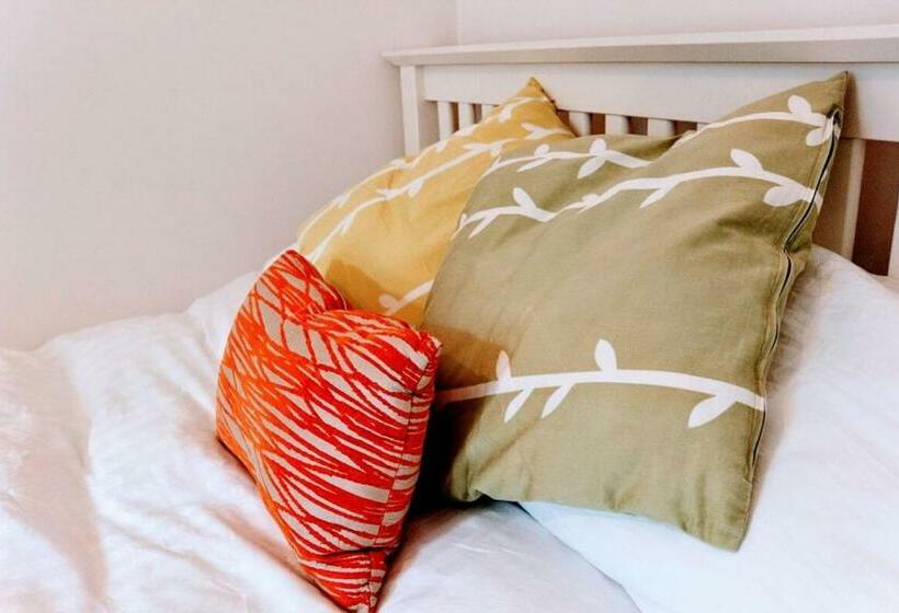 Bright Modern Arthurs Seat 2 Bedroom Apartment