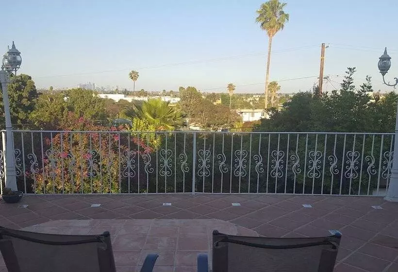 Great 2 Floor House In Beverly Wood