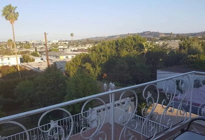 Great 2 Floor House In Beverly Wood
