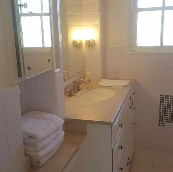 Great 2 Floor House In Beverly Wood