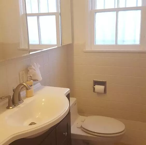 Great 2 Floor House In Beverly Wood