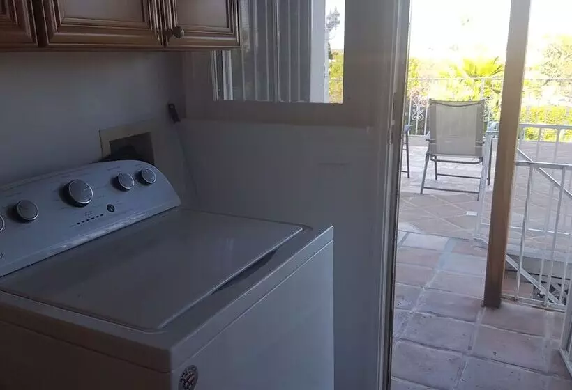 Great 2 Floor House In Beverly Wood