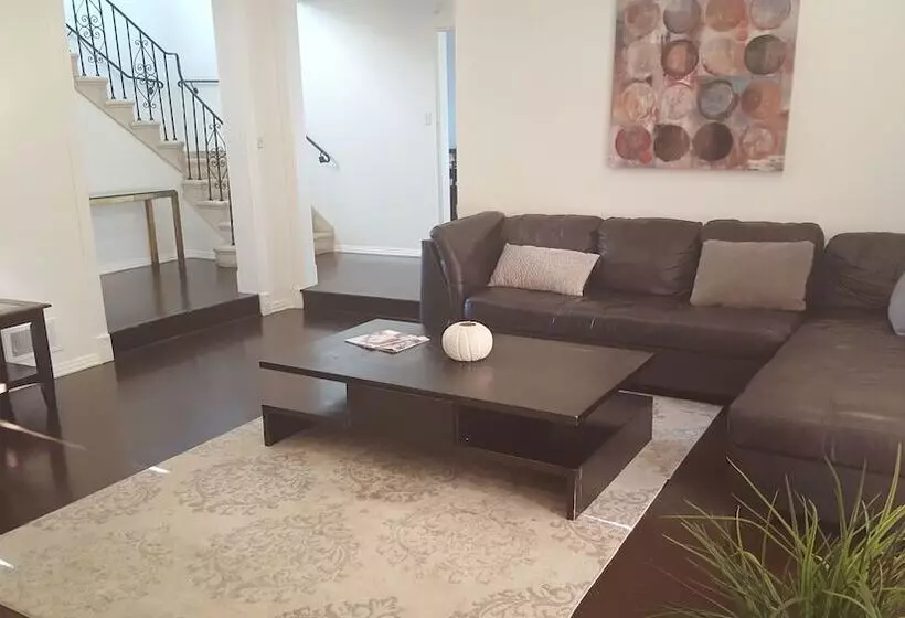 Great 2 Floor House In Beverly Wood
