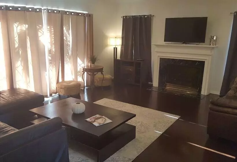 Great 2 Floor House In Beverly Wood
