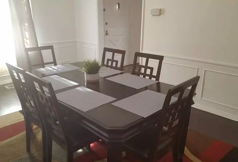 Great 2 Floor House In Beverly Wood